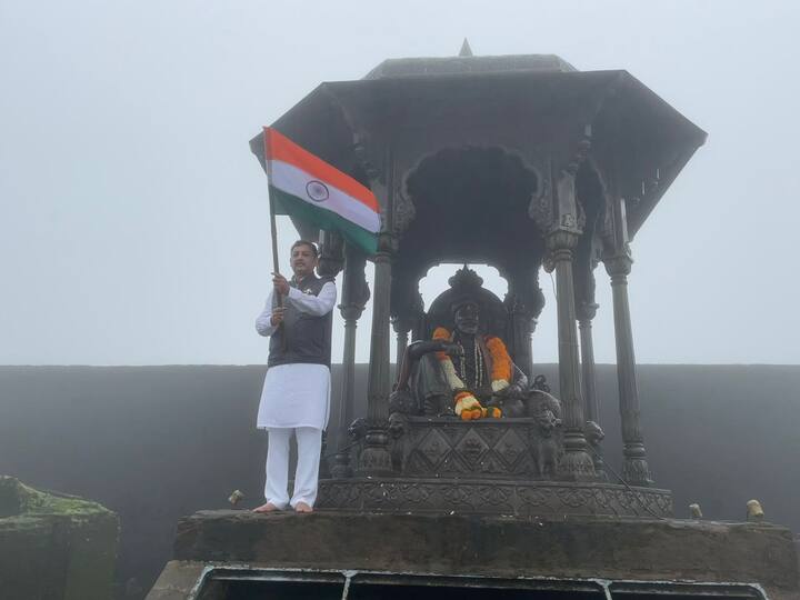 छत्रपती शिवाजी महाराज यांच्या साक्षीने छत्रपती संभाजीराजे यांनी दुर्गराज रायगडवर भारतीय स्वातंत्र्याचा अमृतमहोत्सव साजरा केला.