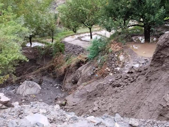 राज्य में वर्षा जनित हादसों में सोमवार को सात लोगों की जाने गई. इसके अलावा भूस्खलन से 100 सड़कें, 66 ट्रांसफार्मर और 14 पेयजल परियोजनाएं ठप रहीं. वहीं 10 घर और छह पशुशालाएं भी बह गए हैं. चम्बा जिला में 51, कुल्लू में 31, मंडी में आठ, सोलन में छह, लाहौल-स्पीति में तीन और कांगड़ा में एक सड़क बंद रही. कुल्लू में 35, मंडी में 30 और चम्बा में एक ट्रांसफार्मर बाधित रहा. चम्बा में 14 पेयजल परियोजनाएं पूरी तरह बंद हैं.