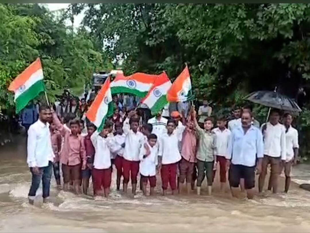 Yavatmal News : स्वातंत्र्याचा अमृतमहोत्सव नाल्यावरच, पुलाअभावी विद्यार्थ्यांनी शाळेऐवजी नाल्यावर फडकवला झेंडा Independece Day 2022 Yavatmal News Due to the lack of a bridge, the students hoisted the flag over the nalah instead of the school Yavatmal News : स्वातंत्र्याचा अमृतमहोत्सव नाल्यावरच, पुलाअभावी विद्यार्थ्यांनी शाळेऐवजी नाल्यावर फडकवला झेंडा