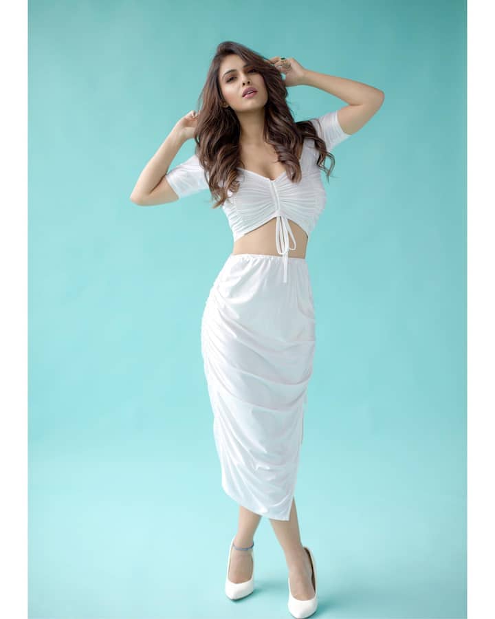 या फोटोंमध्ये नेहा फारच बोल्ड आणि ग्लॅमरस दिसत आहे.