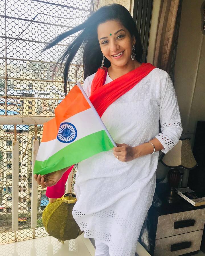 हाथ में तिरंगा लिए सफेद सूट में मोनालिसा बेहद खूबसूरत लग रही हैं.