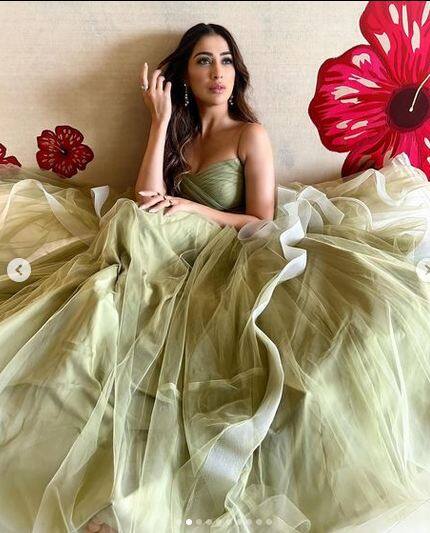 ਰਾਏ ਲਕਸ਼ਮੀ ਦੀ ਇਸ ਪੋਸਟ ਨੂੰ 51 ਹਜ਼ਾਰ ਤੋਂ ਵੱਧ ਲਾਈਕਸ ਮਿਲ ਚੁੱਕੇ ਹਨ। ਲੋਕ ਅਦਾਕਾਰਾ ਦੇ ਲੁੱਕ ਨੂੰ ਅੱਗ ਦੱਸ ਰਹੇ ਹਨ। ਪ੍ਰਸ਼ੰਸਕ ਉਸ ਦੀ ਤਾਰੀਫ ਕਰਦੇ ਨਹੀਂ ਥੱਕ ਰਹੇ ਹਨ। ਉਸ ਨੇ ਸਾਰਿਆਂ ਦਾ ਧਿਆਨ ਆਪਣੇ ਵੱਲ ਖਿੱਚ ਲਿਆ ਹੈ।