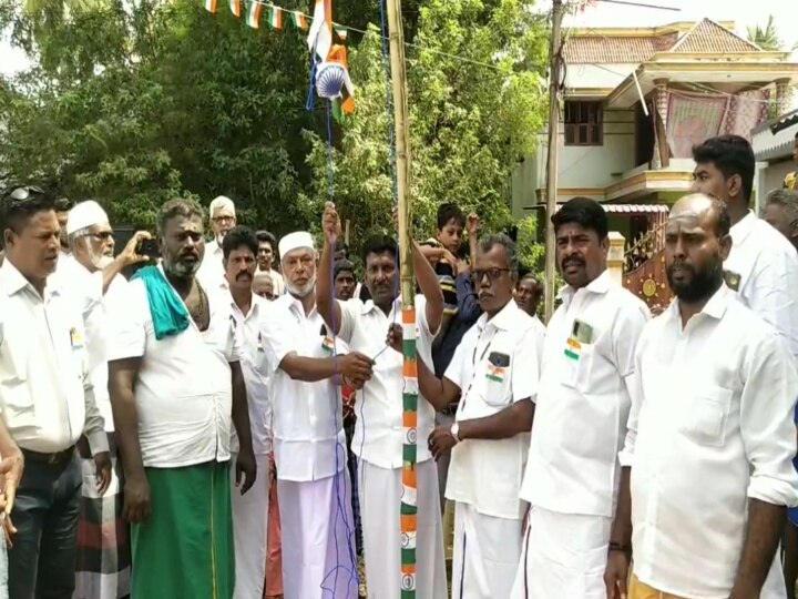 Independence Day 2022: மயிலாடுதுறையில் மும்மதத்தினர் ஏற்றிய மூவர்ணக் கொடி!