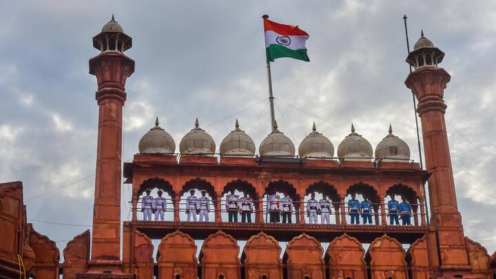 বিদেশের মাটিতেও পালিত হয়েছে ভারতের স্বাধীনতা দিবসের ৭৫ বছর পূর্তি। বিভিন্ন দেশে ভারতীয় দূতাবাসের উদ্যোগে, ভারতীয় নৌবাহিনীর উদ্যোগে পালিত হয়েছে দিনটি।