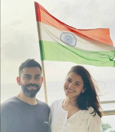 নিজের সোশাল মিডিয়ায় বিরাট কােহলি স্বাধীনতা দিবসের শুভেচ্ছা জানিয়ে পোস্ট করেছেন। স্ত্রী অনুষ্কাকে নিয়ে ছবি পোস্ট করছেন প্রাক্তন ভারত অধিনায়ক।