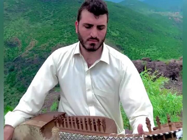 On celebration of Indias independence Pakistani musician plays the tune of Jana Gana Mana video goes viral Independence Day 2022: भारत की आजादी के जश्न में पाकिस्तानी संगीतकार ने बजाई 'जन गण मन' की धुन, वायरल हुआ वीडियो