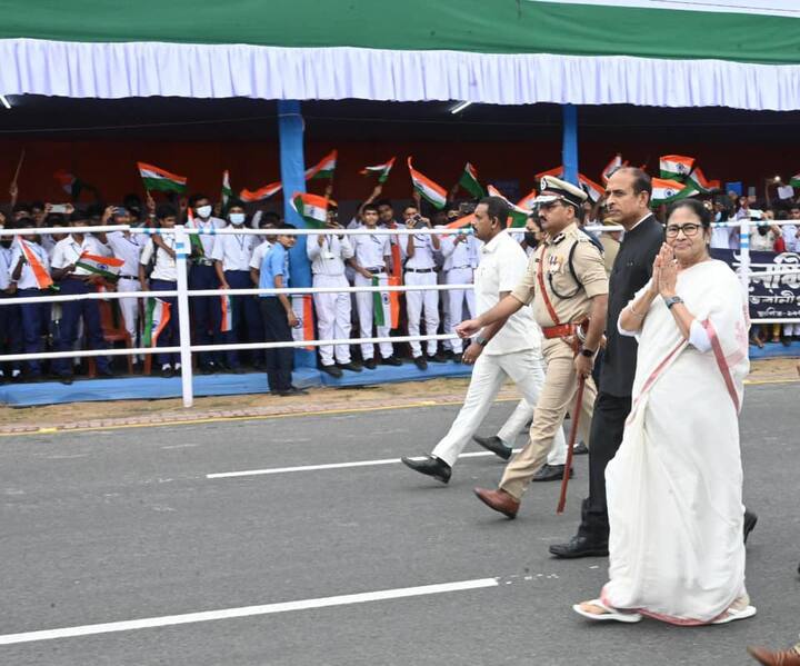 পুলিশ মেমোরিয়ালে শ্রদ্ধাজ্ঞাপনের পর রেড রোডে জাতীয় পতাকা উত্তোলন করলেন মুখ্যমন্ত্রী মমতা বন্দ্যোপাধ্যায়।