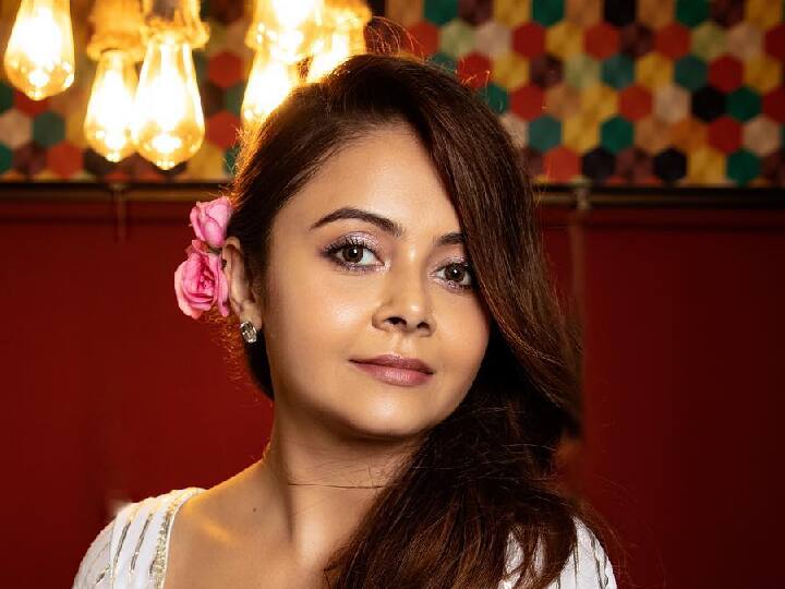 या फोटोमध्ये अभिनेत्रीने पांढऱ्या रंगाची साडी नेसली आहे. हा लूक पूर्ण करण्यासाठी तिने हलका मेकअप केलाय. (फोटो सौजन्य :devoleena/इंस्टाग्राम)