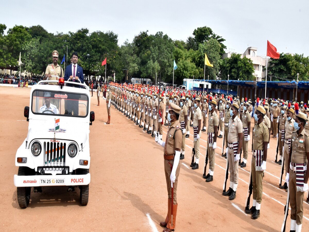 திருவண்ணாமலையில்  தேசியக் கொடி ஏற்றி வைத்து மரியாதை செலுத்திய இளையராஜா