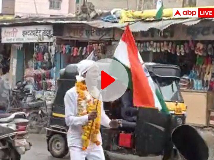 Khandwa man dancing with tiranga in hand video viral ann Khandwa Viral Video: हाथ मे तिरंगा लेकर डांस करते हुए शख्स का वीडियो वायरल, लोग बोले- ये देशभक्ति का इजहार