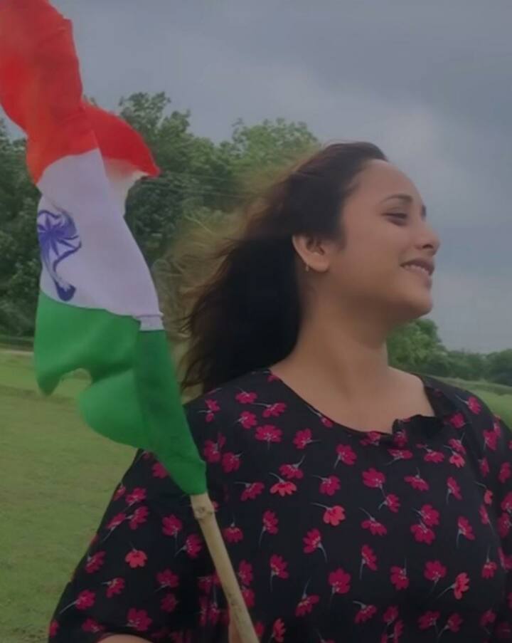 कोई हाथों में झंडा लिए खुले मैदान में दिख रहा है, तो कोई जय हिंद कहते हुए देशभक्ति के नारे लगाता नजर आ रहा है.