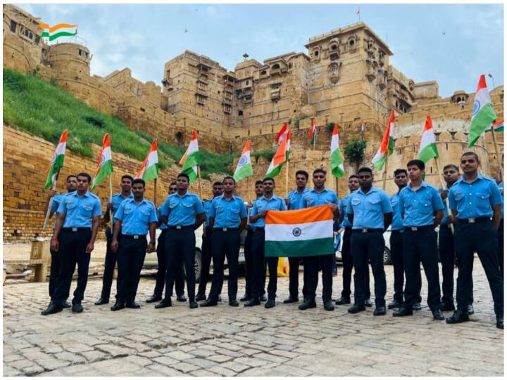 स्वतंत्रता दिवस के इस अवसर पर भारतीय वायु सेना देशवासियों को बधाई दी. उन्होंने अपने ट्विटर अकाउंट से एक वीडियो ट्वीट किया है. इसके अलावा उन्होंने आजादी के रंग में रंगी अलग-अलग तस्वीरों को भी ट्वीट किया है.