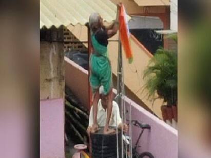Anand Mahindra Shares Powerful Pic On Independence Day தேசப்பற்றுனா இப்படி இருக்கணும்... கொடியேற்றி கவனம் ஈர்த்த வயதான தம்பதி... ட்வீட் செய்து மகிழ்ந்த ஆனந்த் மஹிந்திரா!