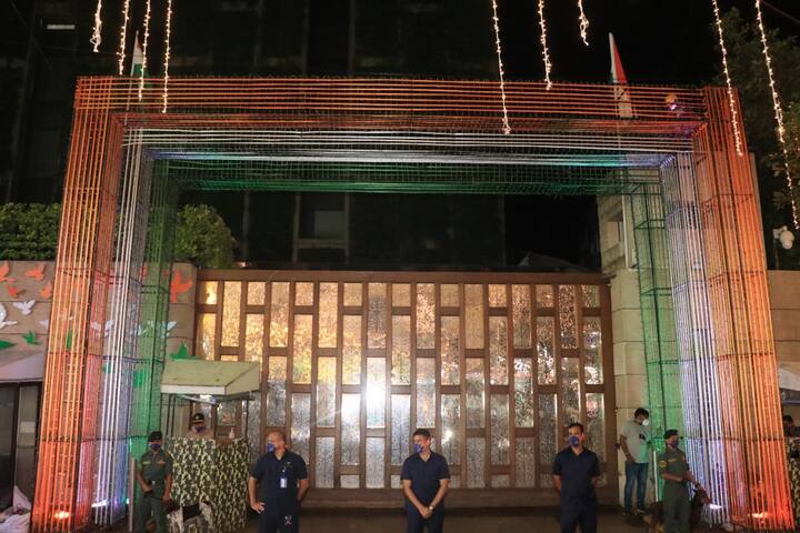 એન્ટિલિયાની બહાર સુરક્ષા કર્મીઓને પણ તૈનાત કરવામાં આવ્યા છે. ઉલ્લેખનીય છે કે, મુકેશ અંબાણી અને તેમના પરિવાર પર હુમલો કરવાની ધમકી પણ મળી છે.