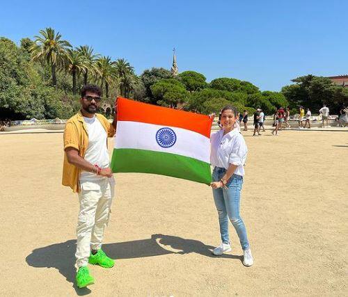 नयनतारा और विग्नेश ने स्पेन में स्वतंत्रता दिवस भी सेलिब्रेट किया. इस दौरान दोनों तिरंगे के साथ पोज देते नजर आए.