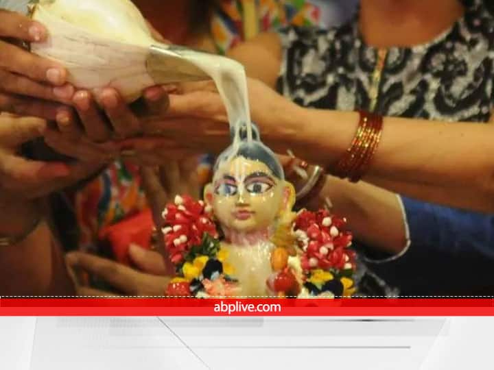 Shani Dev Puja: शनिवार और मंगलवार के दिन पूजा करने से शनि प्रसन्न होते हैं. शनि देव भगवान श्रीकृष्ण के परम भक्त हैं. जन्माष्टमी का पर्व आने वाला है इस दिन भी आप शनि देव को प्रसन्न कर सकते हैं.