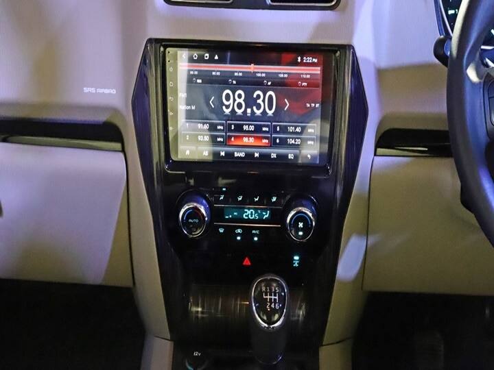 इंटीरियर के मूल डिजाइन में कोई बदलाव देखने को नहीं मिल रहा है, लेकिन महिंद्रा ने लेदर फील वाले स्टीयरिंग व्हील के साथ नए डुअल-टोन बीइंग/वुड फिनिश लुक के साथ इसे और अधिक प्रीमियम बनाने की कोशिश की है.