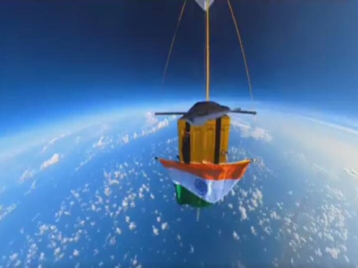 Indian national Flag Unfurled 30 Kilo Metres Above Planet Independence Day 2022: భూమికి 30 కిలోమీటర్ల దూరంలో మురిసిన మువ్వెన్నల జెండా!