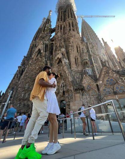 विग्नेश ने अपने इंस्टाग्राम हैंडल पर अपनी कई तस्वीरें शेयर की हैं. लेडी सुपरस्टार ब्लैक पार्टी ड्रेस में स्टिल्स में बेहद खूबसूरत नजर आ रही हैं.