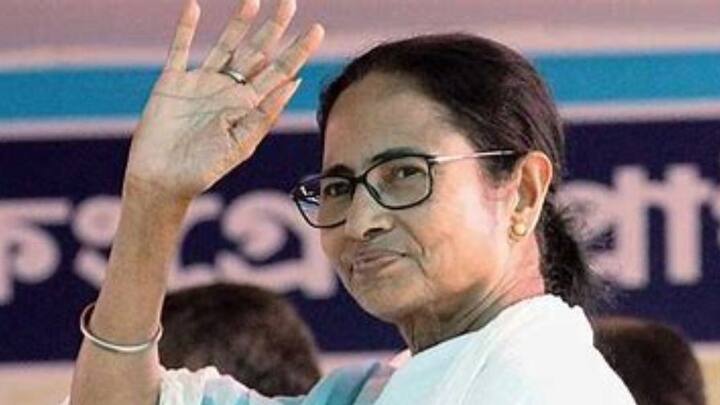 'খেলা হবে দিবস'-এর শুভেচ্ছা জানিয়ে ট্যুইটে মমতা বন্দ্যোপাধ্যায় লেখেন, 'সবাইকে খেলা হবে দিবসের শুভেচ্ছা।  গতবারের বেনজির সাফল্যের পর এ বছর যুব সম্প্রদায়ের আরও বেশি অংশগ্রহণ কামনা করি। এই দিনটিতে তরুণ প্রজন্ম নিজেদের উদ্যম তুলে ধরুক, যারা উন্নতির সবথেকে বিশ্বস্ত পথপ্রদর্শক৷'