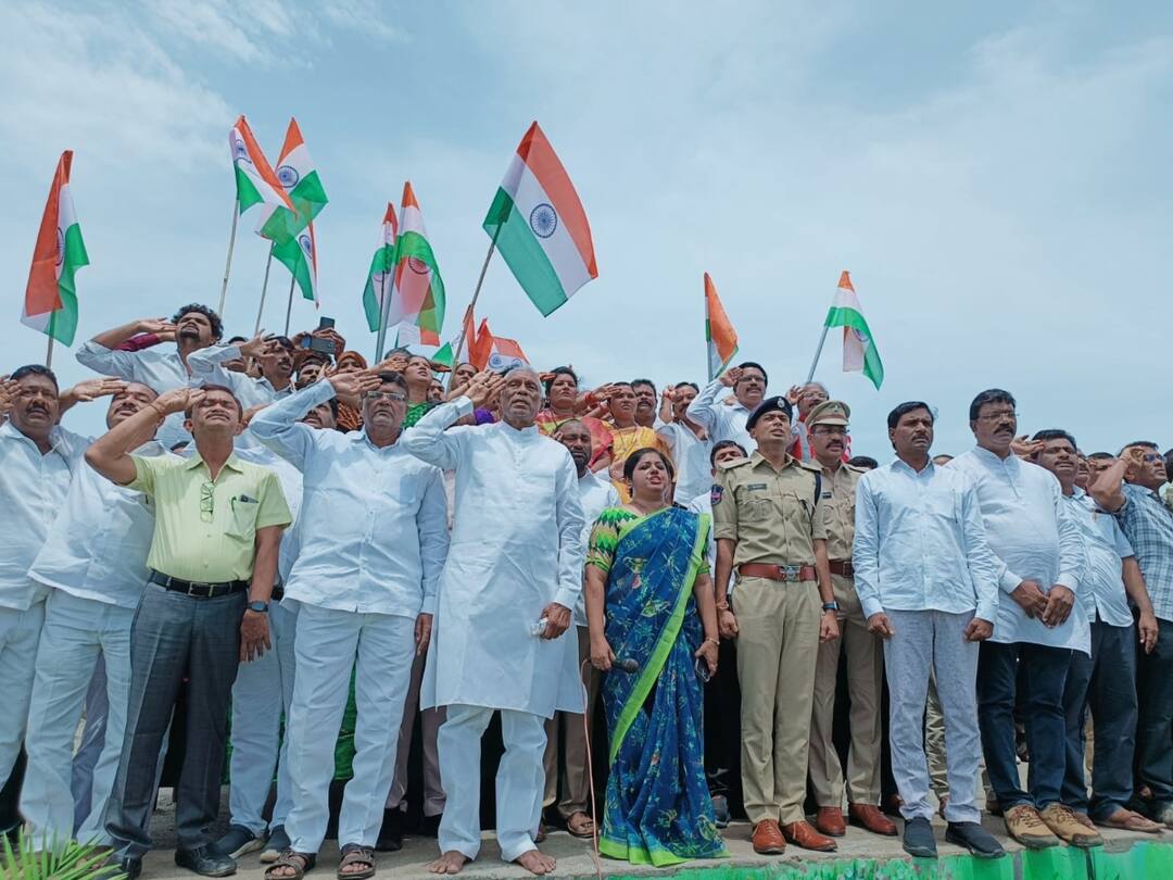 Telangana News : ప్రజలంతా ఒకేసారి జాతీయ గీతాలాపన - తెలంగాణ రికార్డ్ ! people of Telangana created a record by singing the National Anthem at the same time. Telangana News : ప్రజలంతా ఒకేసారి జాతీయ గీతాలాపన - తెలంగాణ రికార్డ్ !
