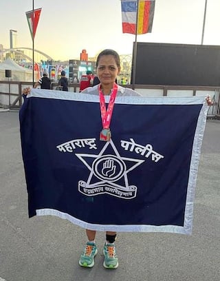 Nashik News : नाशिकच्या पोलीस नाईक अश्विनी देवरे पोलीस दलातील पहिल्या 'आर्यनमॅन', कझाकीस्‍तानमध्‍ये फडकवला तिरंगा!