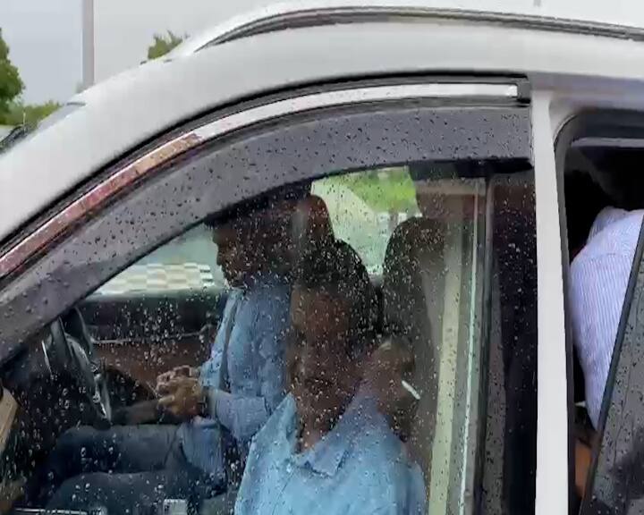 Kejriwal Gujarat Visit : Delhi CM Arvind Kejriwal arrived Bhuj, AAP workers welcome Kejriwal Kejriwal Gujarat Visit : કેજરીવાલ પહોંચ્યા ભૂજ, ટાઉનહોલમાં વિદ્યાર્થીઓ અને શિક્ષણવિદો સાથે કરશે ચર્ચા