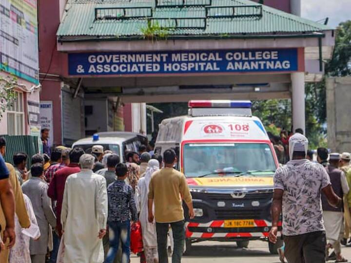 घायल जवानों को इलाज के लिए अनंतनाग में स्थित सरकारी अस्पताल (GMC) लाया गया है.