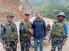 Jammu Kashmir: विदेशी पर्यटक का गिर गया था बैग, CRPF ने लौटाया, खाना भी खिलाया, भावुक टूरिस्ट ने ऐसे किया धन्यवाद