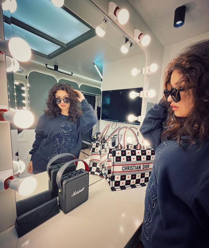 આ ઉપરાંત, તે આ દિવસોમાં સોશિયલ મીડિયા પર વધુ સક્રિય દેખાઈ રહી છે. અભિનેત્રીએ તાજેતરમાં તેની તસવીરો શેર કરી છે.