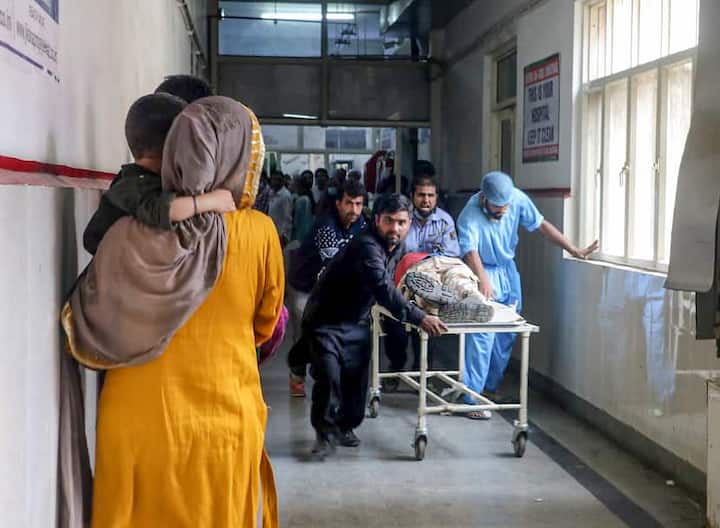 जीएमसी अस्पताल में घायल जवानों का इलाज चल रहा है. एक सुरक्षाकर्मी को ट्रीटमेंट के लिए हॉस्पिटल परिसर में स्वास्थ्यकर्मियों द्वारा ले जा रहा है.