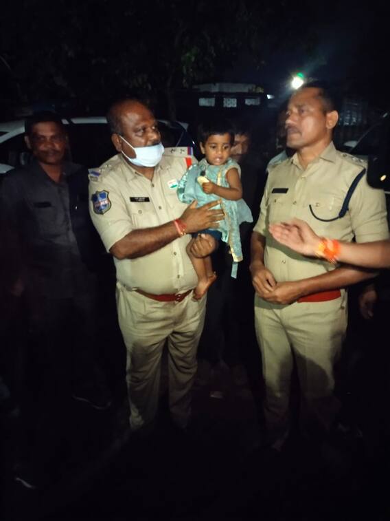 Karimnagar baby Kidnap : గోషీకట్ట రాజీవ్ నగర్ లో చిన్నారి మాయం...కానీ పోలీసులు | ABP Desam