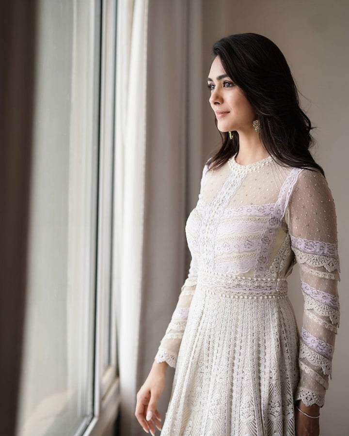 கருப்பட்டி கரைச்சு செஞ்சு வச்ச செலையா