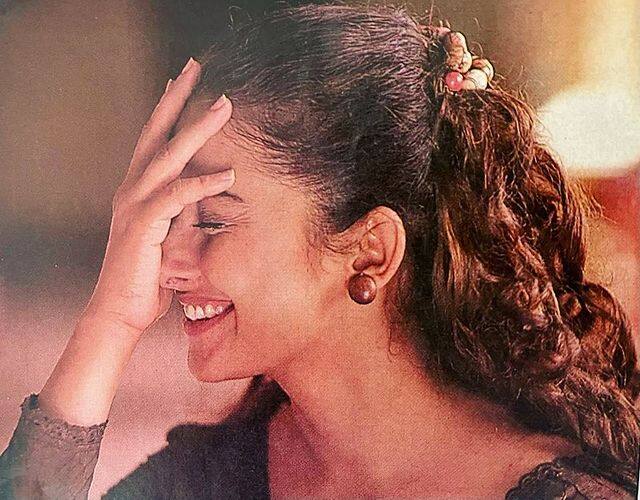 ஒரு கண்ணில் நீா் கசிய உதட்டு வழி உசிா் கசிய உன்னாலே சில முறை இறக்கவும் சில முறை பிறக்கவும் ஆனதே
