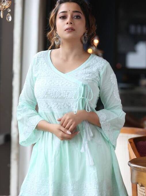 ટીના દત્તાની આ સ્ટાઈલ તેના ફેન્સને ખૂબ જ પસંદ આવી રહી છે.