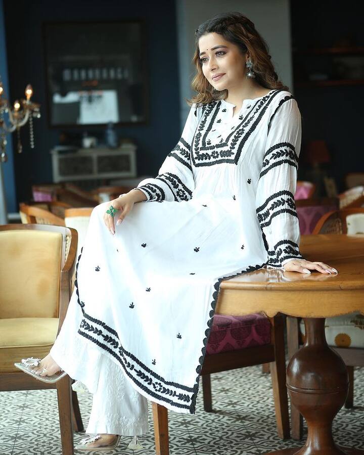 સોશિયલ મીડિયા પર ટીના દત્તાની જબરદસ્ત ફેન ફોલોઈંગ જોવા મળે છે. ઈન્સ્ટાગ્રામ પર તેના 2.9 મિલિયન ફોલોઅર્સ છે.