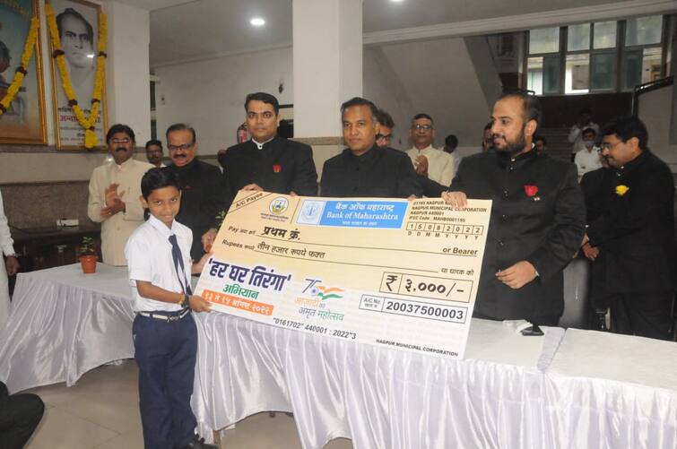 Nagpur Municipal Corporation Commissioner felicitated School Students NMC Schools : निबंध, चित्रकला स्पर्धेतील विजेत्या वि‌द्यार्थ्यांचा सत्कार