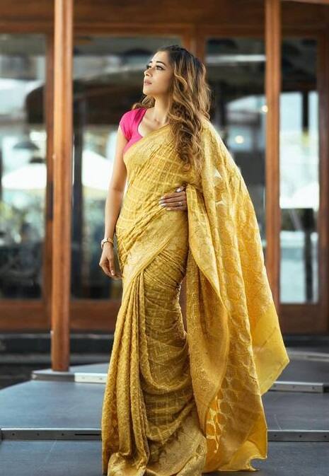 ટીના દત્તાએ તાજેતરમાં ઈન્સ્ટાગ્રામ પર ટ્રેડિશનલ આઉટફિટમાં તસવીરો શેર કરી છે.