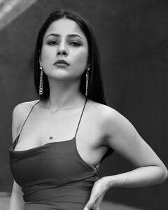 Shehnaaz Gill Pics: रेड ड्रेस में शहनाज गिल लग रही हैं बला की खूबसूरत, तस्वीरें देख उड़ जाएंगे होश