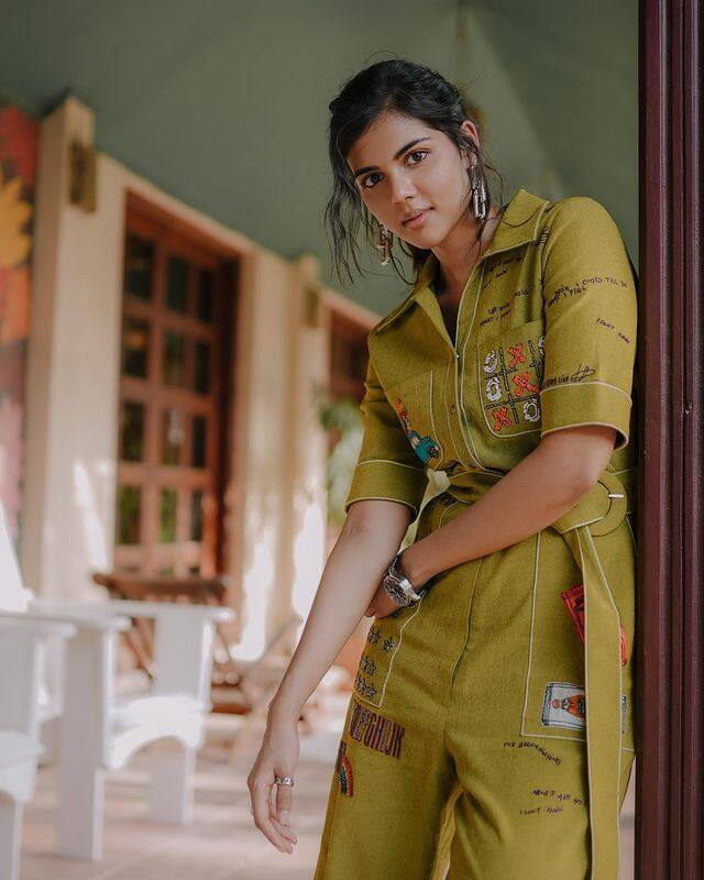 ఇదిలా ఉండగా.. తాజాగా ఈ బ్యూటీ ఫొటోషూట్ లో పాల్గొంది. (Photo Courtesy: Kalyani Priyadarshan Instagram)