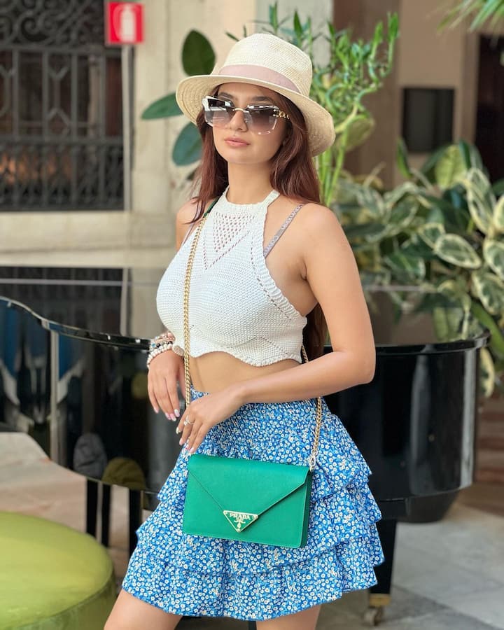 अनुष्का सेन इन दिनों इटली के मिलाना में हैं और खूब एंजॉय कर रही हैं. अनुष्का जो तस्वीरें सोशल मीडिया पर शेयर कर रही हैं, उसमें उनका बेहद ही ग्लैमरस अंदाज देखने को मिल रहा है.