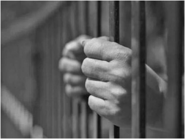 High Court is strict on the plight of prisoners in jails, calls for answers from Punjab-Haryana and Chandigarh ਜੇਲ੍ਹਾਂ 'ਚ ਕੈਦੀਆਂ ਦੀ ਦੁਰਦਸ਼ਾ 'ਤੇ ਹਾਈਕੋਰਟ ਸਖ਼ਤ, ਪੰਜਾਬ-ਹਰਿਆਣਾ ਤੇ ਚੰਡੀਗੜ੍ਹ ਤੋਂ ਜਵਾਬ ਤਲਬ
