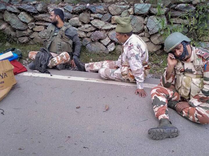 बस खाई में गिरने के बाद तीन घायल जवान सड़क पर बैठे हुए हैं. इनमें से एक सैनिक फोन करके घटना की जानकारी दे रहे हैं.