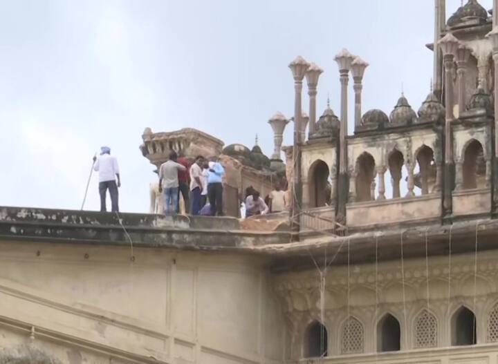 up news part of Bada Imambara collapsed due to heavy rains in Lucknow Lucknow News: भारी बारिश की वजह से गिरा बड़ा इमामबाड़ा के बुर्ज का हिस्सा, बाल-बाल बचे पर्यटक