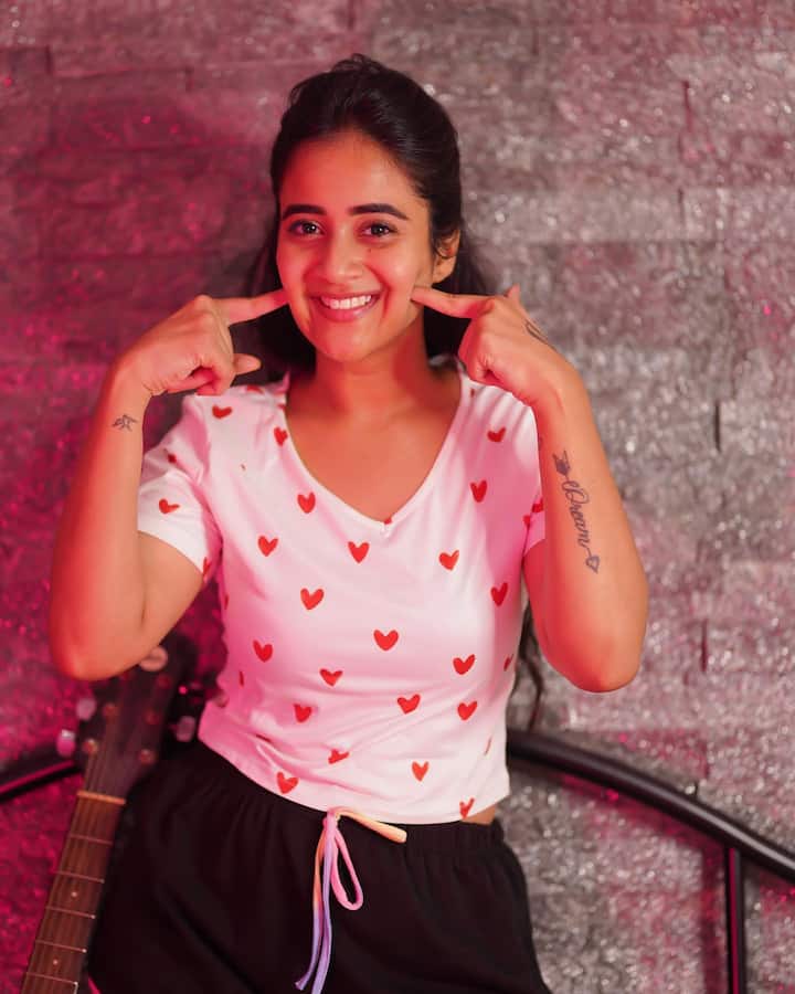 దీప్తి సునయన అందమైన ఫోటోలు ఇన్‌స్టాగ్రామ్ లో చక్కర్లు కొడతాయి. -Image Credit: Deepthi Sunaina/Instagram