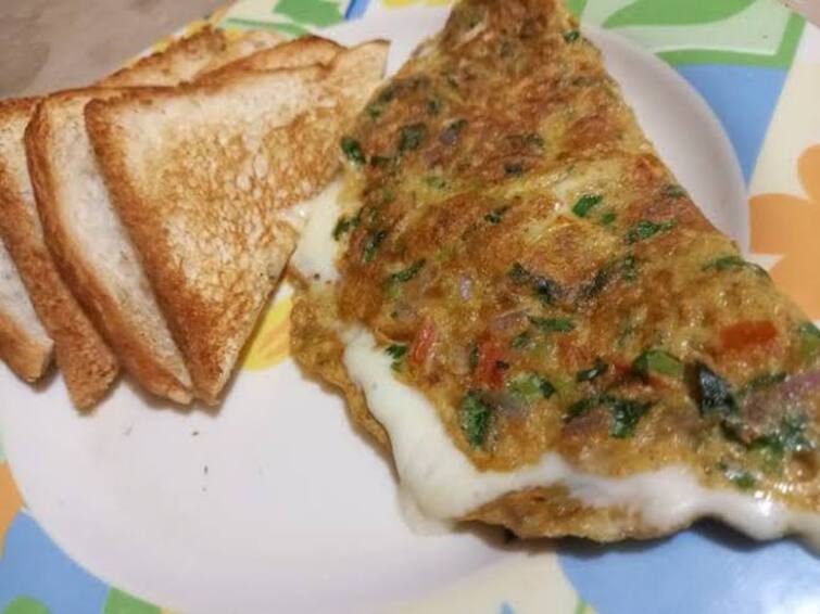 How To Make 10-Minute Cheese Egg Roll Food Tips: ஆம்லெட்டுக்கு ரெஸ்ட் விடுங்க! ஈசியா பண்ணலாம் சீஸ் முட்டை ரோல்!!