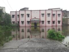 Sagar News: सागर जिले में बारिश से सरकारी हॉस्टल लबालब, बाहर निकलना मुश्किल, गुस्साये छात्रों ने की नारेबाजी