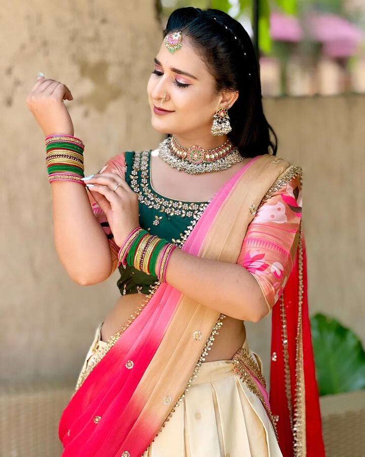 అందం,నటనతో అతి తక్కువ సమయంలోనే మంచి పేరు సంపాదించుకుంది. మోడల్ గా కెరీర్ స్టార్ట్ చేసిన రసజ్ఞ...మహానటి, నాటకం, కథనం, రౌడీ బేబీ సహా పలు షార్ట్ ఫిలిమ్స్ లో నటించింది. 'లవ్ బర్డ్స్', 'రొమాంటిక్ గర్ల్ ఫ్రెండ్' వెబ్ సిరీస్ లో నటించింది.