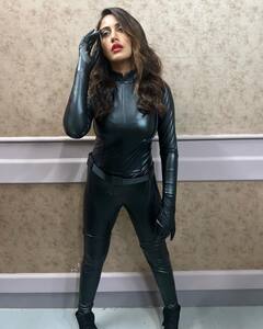 Surbhi Chandna की ये तस्वीरें देख आपको याद आ जाएगी हॉलीवुड की कैटवुमन