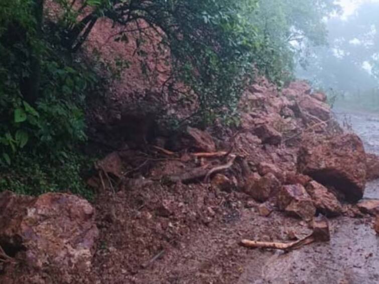 Another landslide on Panhalgad Pawangad road second incident in four days Panhala Landslide : पन्हाळगड-पावनगड मार्गावर पुन्हा भूस्खलन, चार दिवसांत दुसरी घटना  